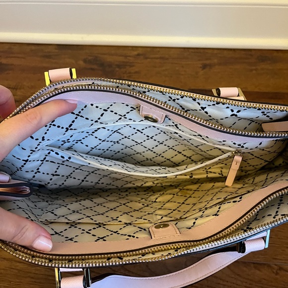 Kate Spade leather zip closure purse with multiple interior pockets. GUC - Picture 4 of 5